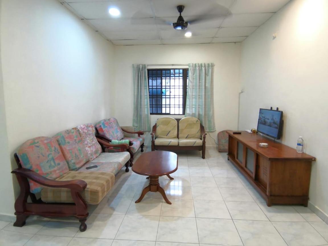 Cosy Homestay Ulu Tiram Exterior photo